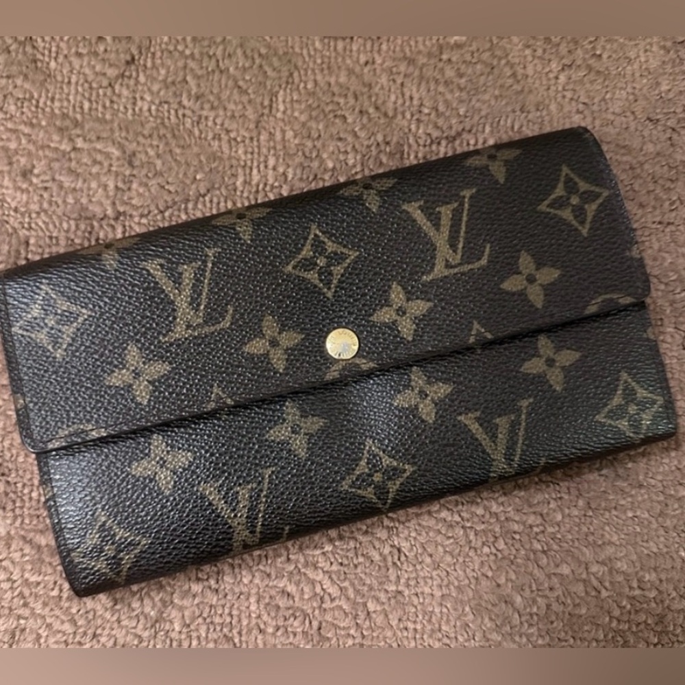 Authentic Louis Vuitton Brown Sarah Monogram Wallet